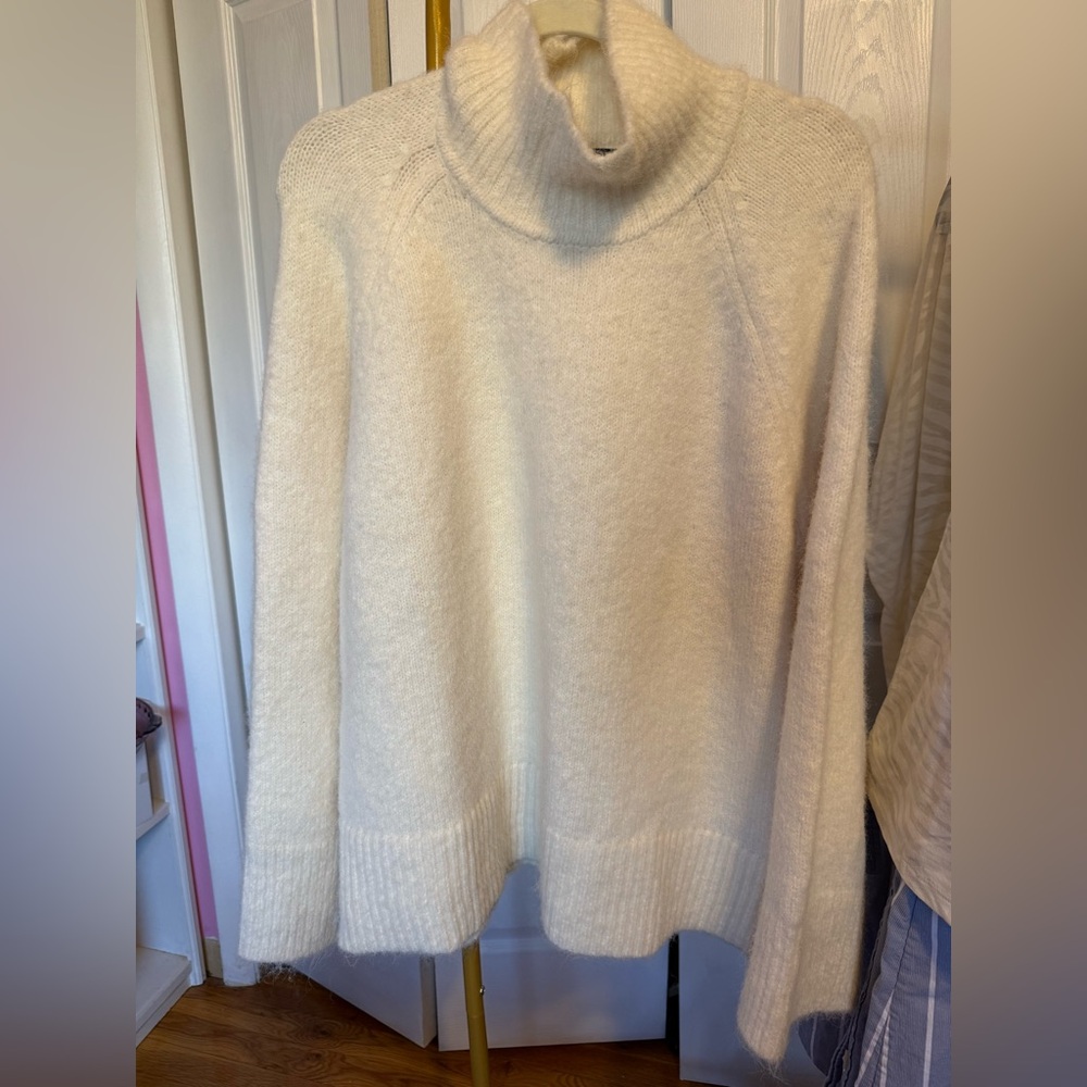 Gap Women’s Fuzzy Oversized Slouchy Turtleneck Sweater Cream Size Medium NWOT - Picture 2 of 6
